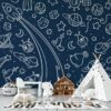 ورق حائط قماشي من Navy Space Mural يغطي مساحة تصل إلى 4.2 م × 3 م باستخدام أداة لاصقة وأداة تنعيمtool